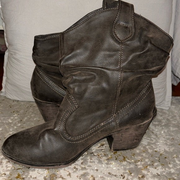 Shoes - Rocket dog women’s size 10 brown cowboy booties